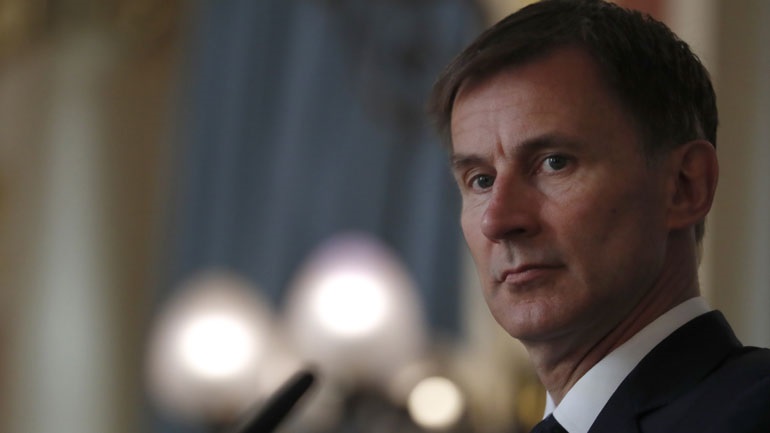 Μ. Βρετανία: Ο Τζέρεμι Χαντ απορρίπτει την ιδέα της αντικατάστασης της Τρας